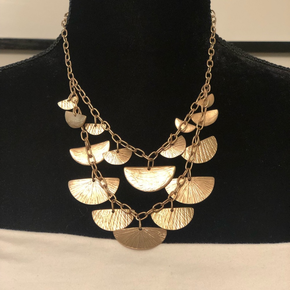 Shell 🐚 gold tone necklace